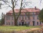 Das gro&szlig;e Blossiner Gutshaus mit Garten