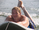 Sich mit dem Surfbrett &uuml;ber das Wasser ziehen lassen